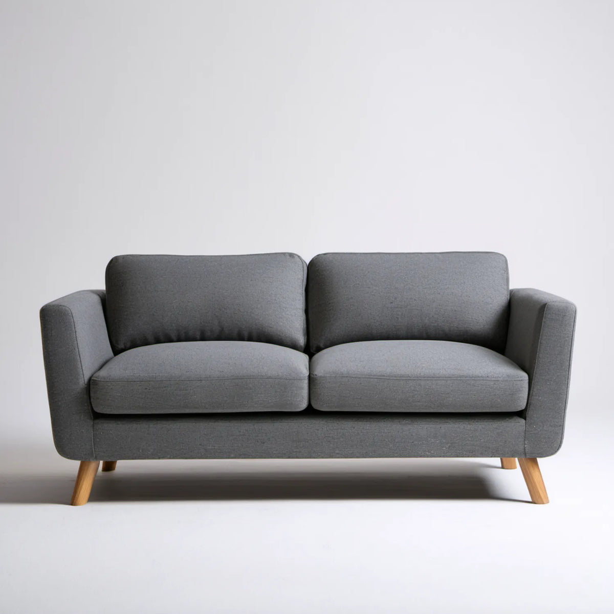 Szara sofa dwuosobowa tapicerowana 160 x 85 x 85 cm z jasnobrązowymi nogami